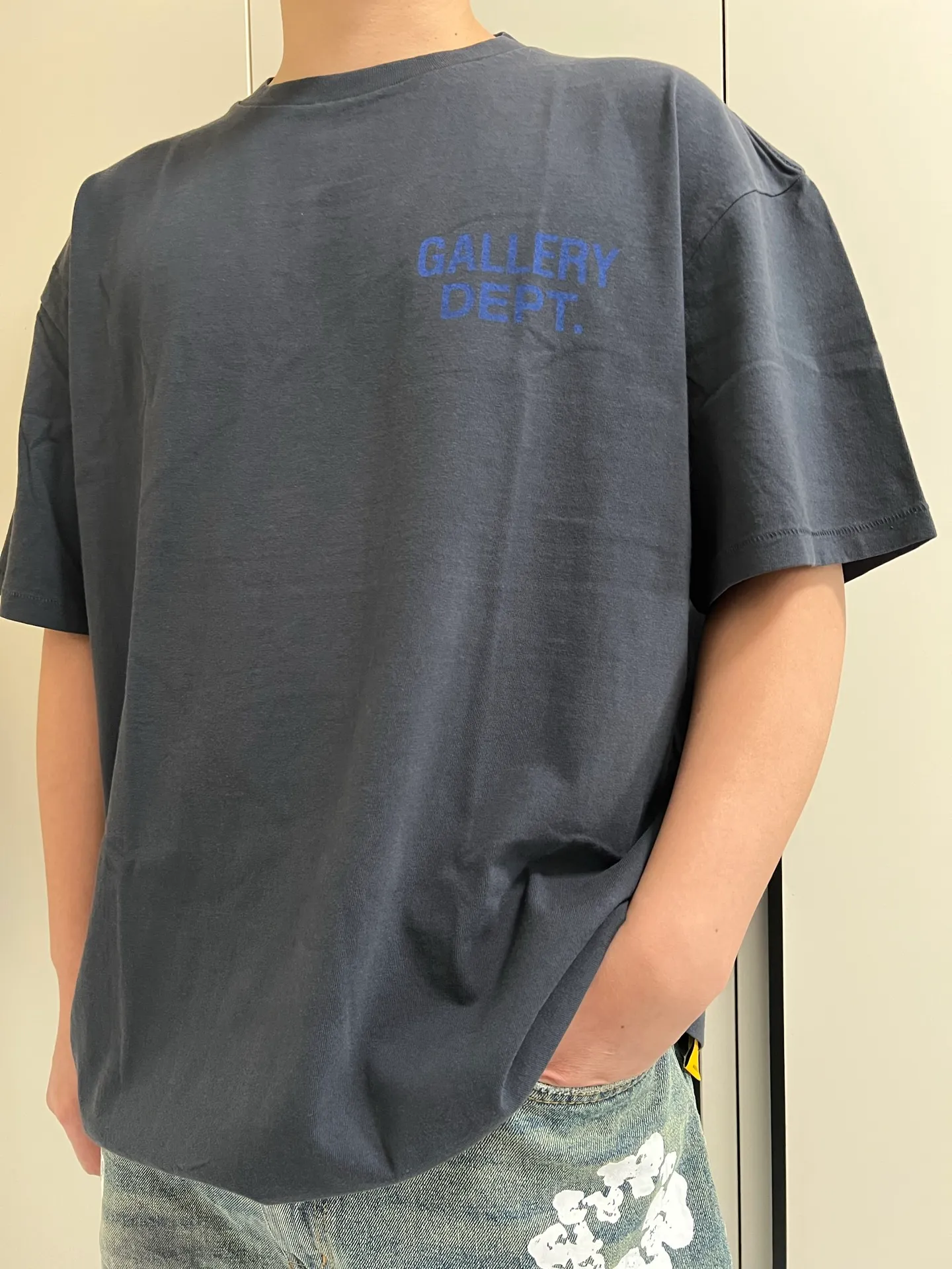 GALLERY DEPT. SOUVENIR TEE/WASHED BLACK Blue English LOGO short-sleeved Hollywood limited English TEE Washed black S-XL Assute garments dyed Re-washed and distressed Cylindrical fabric without side seams Non-open version Original development Complete accessories/matching Details in place